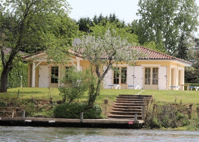 Maison au bord de la rivière, superbement située, avec une piscine, un jardin et un embarcadère privé