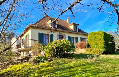 Périgourdine style house with garage and garden