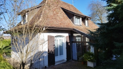Spacious 5 bedroom house with garage and garden