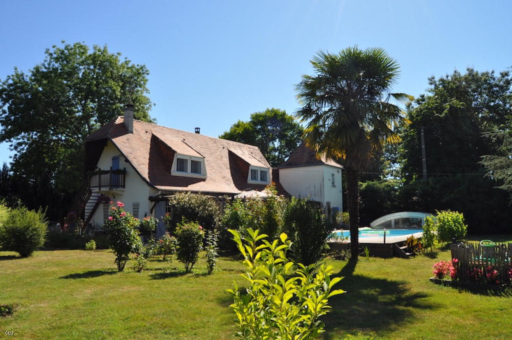 Attractive village house with independent guest accommodation and swimming pool
