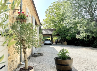 Superbe grange aménagée avec deux gîtes, une piscine et 11 ha,