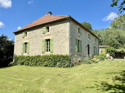 Jolie maison de maître avec un gîte, une piscine, un court de tennis et 16,5 ha