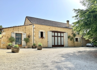 Superbe grange aménagée avec deux gîtes, une piscine et 11 ha,