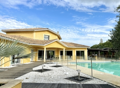 Substantial modern house with guest house, two swimming pools and garden