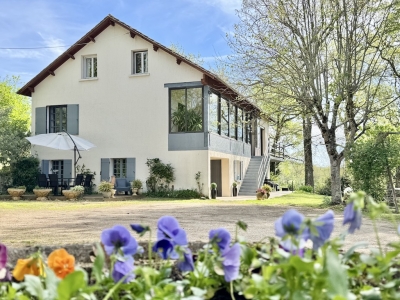 Attractive 4 bedroom house with integral apartment and large garden