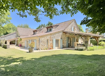 Superbly restored périgourdine farmhouse with swimming pool and garden