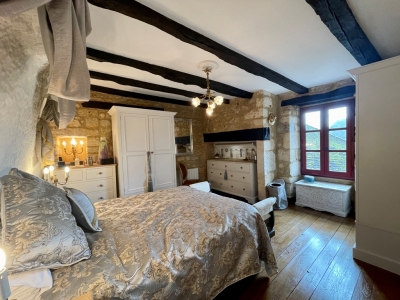 Superbly located and sympathetically restored périgourdine house with stunning views