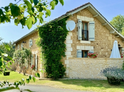 Superbe grange aménagée avec deux gîtes, une piscine et 11 ha,