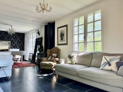 Attractive 4 bedroom house with integral apartment and large garden