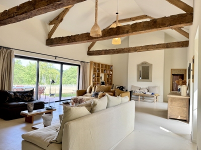 Ferme soigneusement restaurée avec une piscine chauffée et un jardin