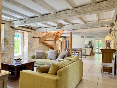 Superbly restored périgourdine farmhouse with swimming pool and garden