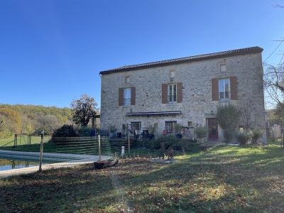 Spacious maison de maitre with swimming pool and large garden