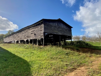 Quietly located building plot with former tobacco barn