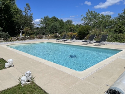 Maison moderne tout confort avec une piscine et un jardin