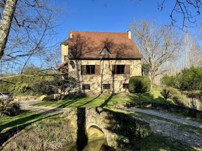 Maison de style périgourdin parfaitement présentée avec 1,2 ha