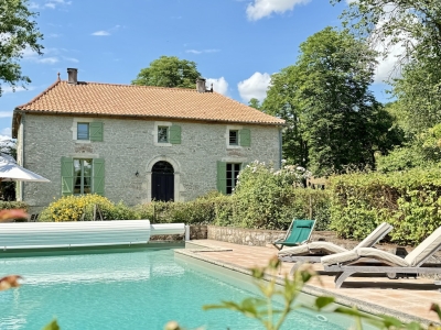 Jolie maison de maître avec un gîte, une piscine, un court de tennis et 16,5 ha