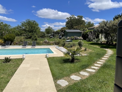 Maison moderne tout confort avec une piscine et un jardin