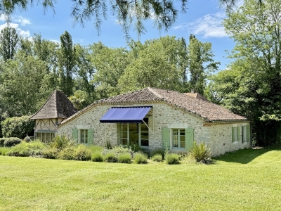 Jolie maison de maître avec un gîte, une piscine, un court de tennis et 16,5 ha