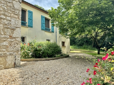 Maison de campagne spacieuse avec une piscine chauffée et un jardin