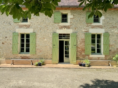 Jolie maison de maître avec un gîte, une piscine, un court de tennis et 16,5 ha