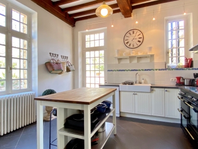 Perigourdine villa with idyllic views, swimming pool, gatehouse and 2.9ha