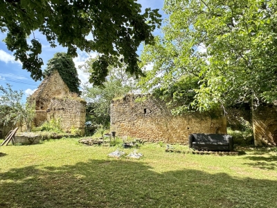 Attractive 16th century farmhouse with  walled garden