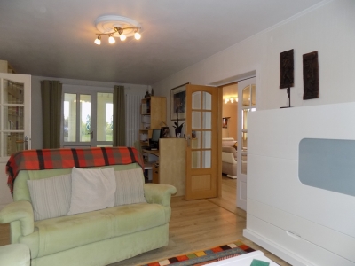Immaculately presented 4 bedroom house with garage, heated swimming pool and garden
