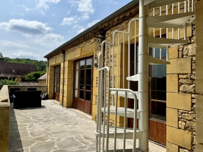 Maison de style périgourdin avec un gîte intégré et une superbe vue