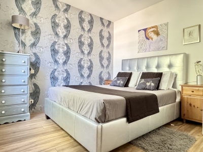 Attractive 4 bedroom house with integral apartment and large garden