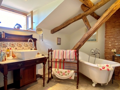 Superbly renovated 5 bedroom farmhouse with traditional outbuildings and swimming pool