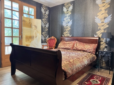 Attractive 4 bedroom house with integral apartment and large garden