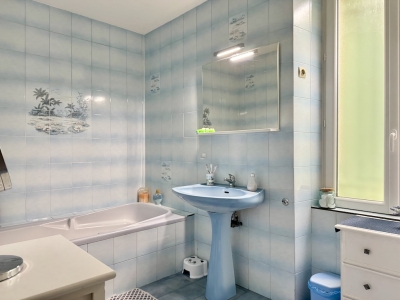 Attractive 19th century maison de maître with swimming pool and garden
