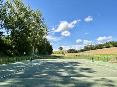 Jolie maison de maître avec un gîte, une piscine, un court de tennis et 16,5 ha