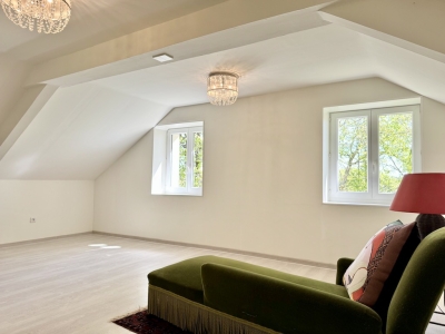 Attractive 4 bedroom house with integral apartment and large garden