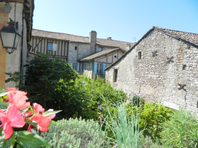 Maison de village restaurée du XVIème siècle avec un jardin et un garage