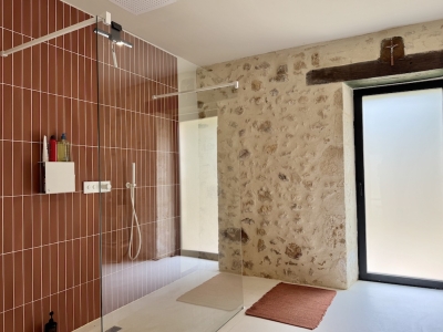 Ferme soigneusement restaurée avec une piscine chauffée et un jardin