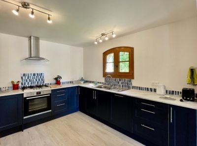 Jolie maison de style périgourdin avec un appartement de 2 chambres, une piscine et 6 ha