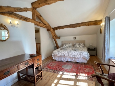Joli manoir du XIXème siècle avec une maison de gardien, 2 gîtes, une piscine et 9 ha