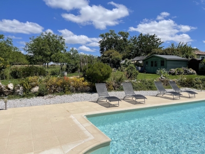 Maison moderne tout confort avec une piscine et un jardin