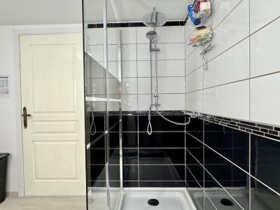 Attractive 4 bedroom house with integral apartment and large garden