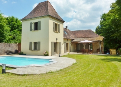 Immaculately presented périgourdine style house with swimming pool and garden