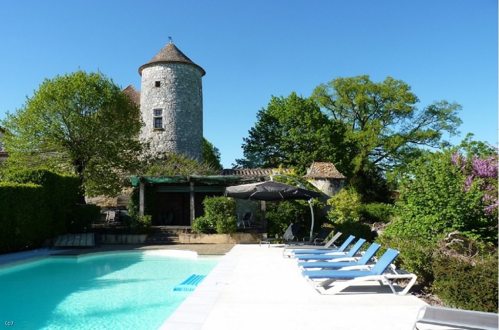 Joli château du XVIème siècle avec une piscine et 3,4 ha