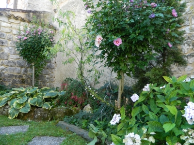 Maison de village restaurée du XVIème siècle avec un jardin et un garage