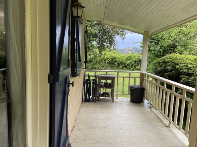 Maison de trois chambres au bord de la rivière avec un grand jardin