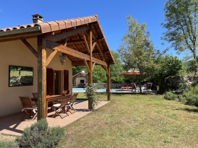 Maison de campagne moderne avec une piscine, un garage et un jardin