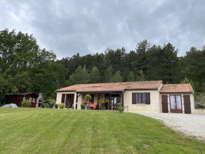 Maison de campagne moderne avec une piscine, un grand garage et un jardin