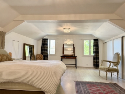 Attractive 4 bedroom house with integral apartment and large garden