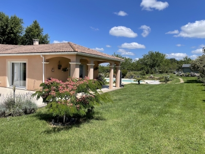 Maison moderne tout confort avec une piscine et un jardin