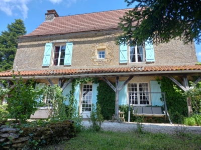 Jolie ferme périgourdine du XVIIème siècle avec 3 gîtes et 2 piscines