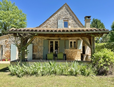 Superbly restored périgourdine farmhouse with swimming pool and garden